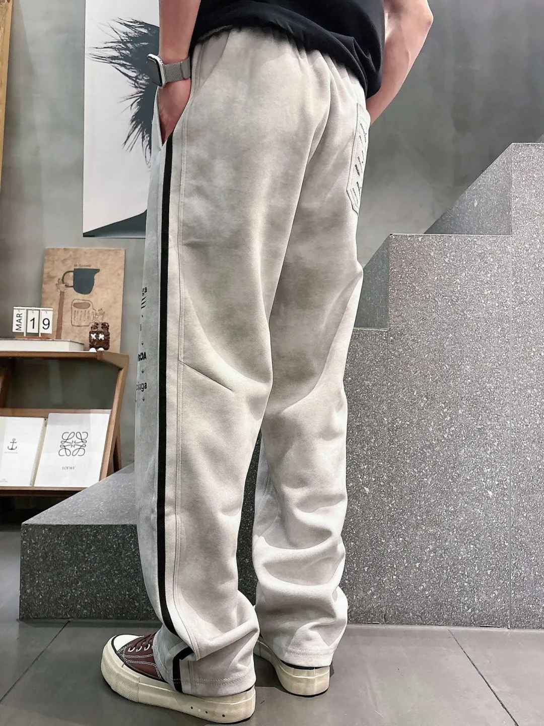 Balenciaga 🆕2026 Autumn and Winter New Arrival Casual Pants! The official website will be released simultaneously. Brand Classic LOGO casual pants, customized fabrics, excellent comfort and strong touch. Highly recognisable, perfect appearance and craftsmanship. Size:M-3XL